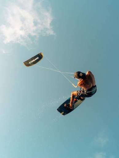 Kitesurfista saltando en el aire sobre las aguas de Puerto Velero